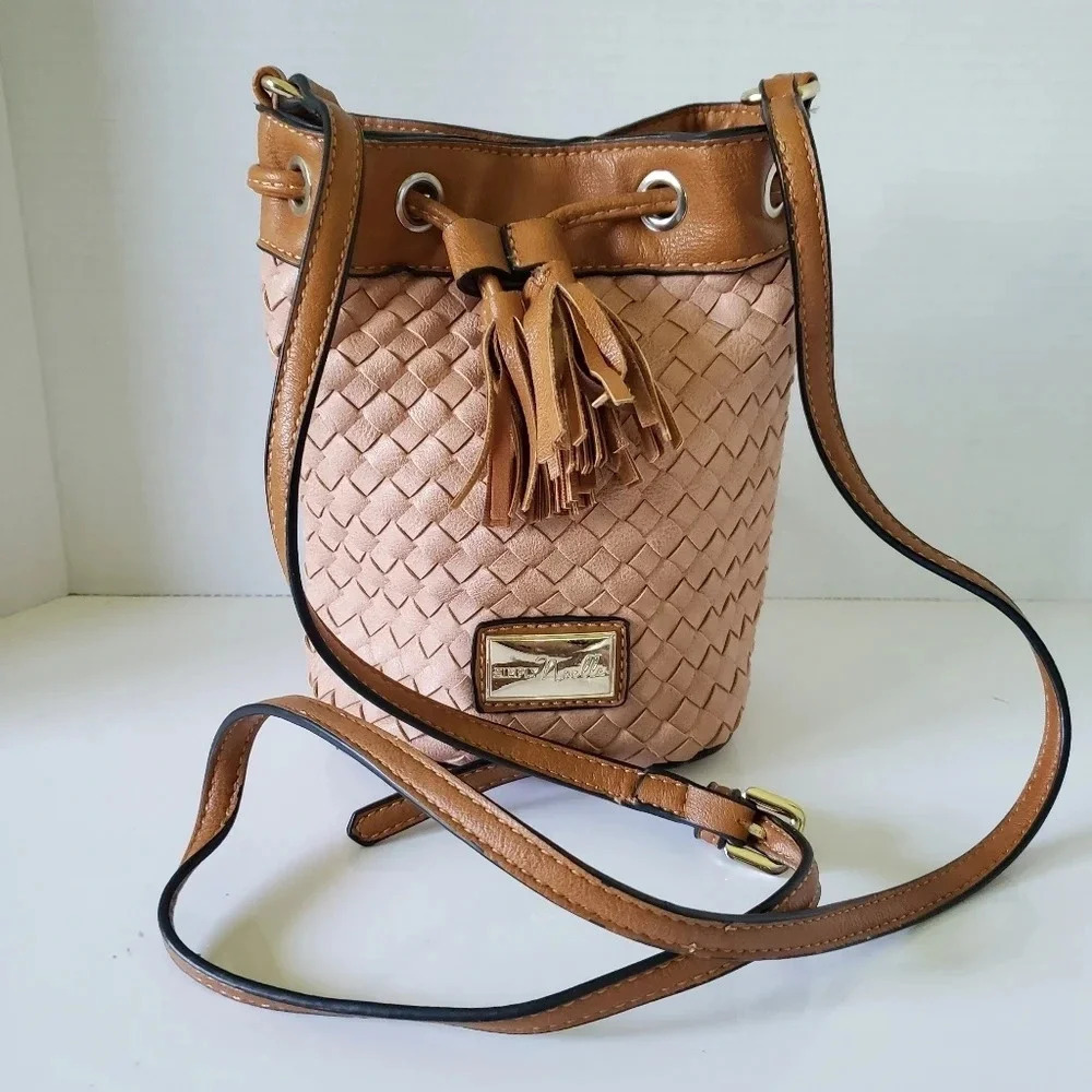 Simply Noelle Womans Small Brown Woven Drawstring Bucket Bag.